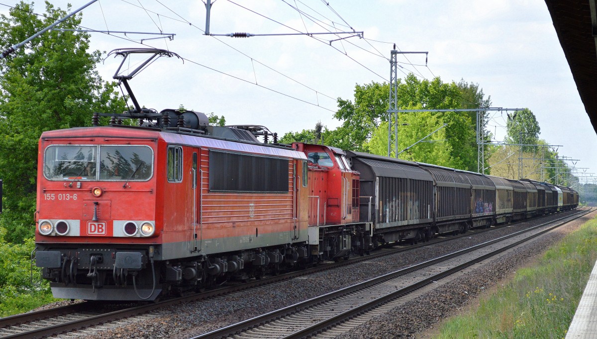155 013-6 hat 298 334-4 und einen ganze Reihe Schiebewandwagen am Haken, 22.05.15 Röntgental b. Berlin. 
