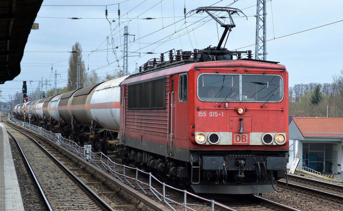 155 015-1 mit Kesselwagenzug am 03.04.17 Bf. Berlin-Karow.