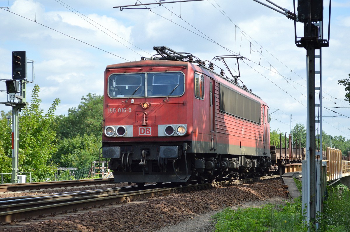 155 016-9 mit einem Leerzug Drehgestell-Flachwagen am 29.07.15 Berlin-Wuhlheide.