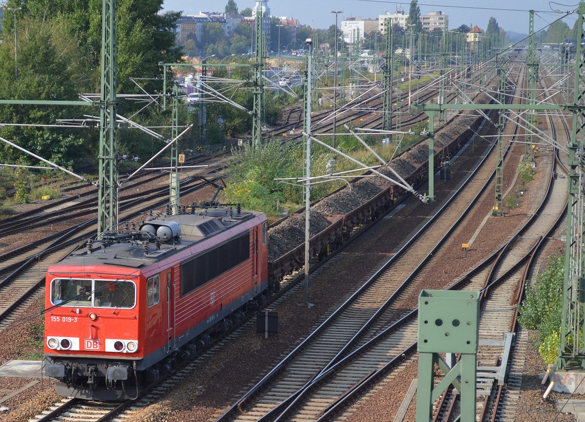 155 019-3 mit Ganzzug Drehgestell-Flachwagen mit Altschotter beladen Richtung NHordosten, 17.09.14 unterhalb der Berliner Putlitzbrücke.