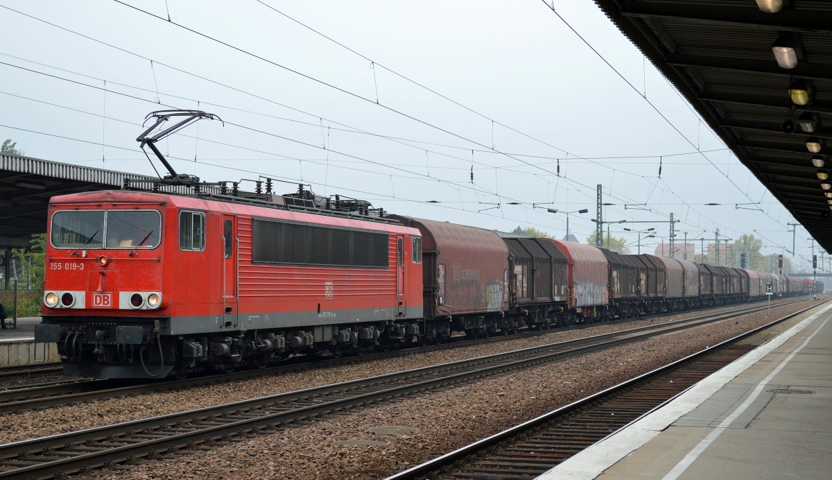 155 019-3 mit gemischtem Güterzug am 07.10.15 Bhf. Flughafen Berlin-Schönefeld. 