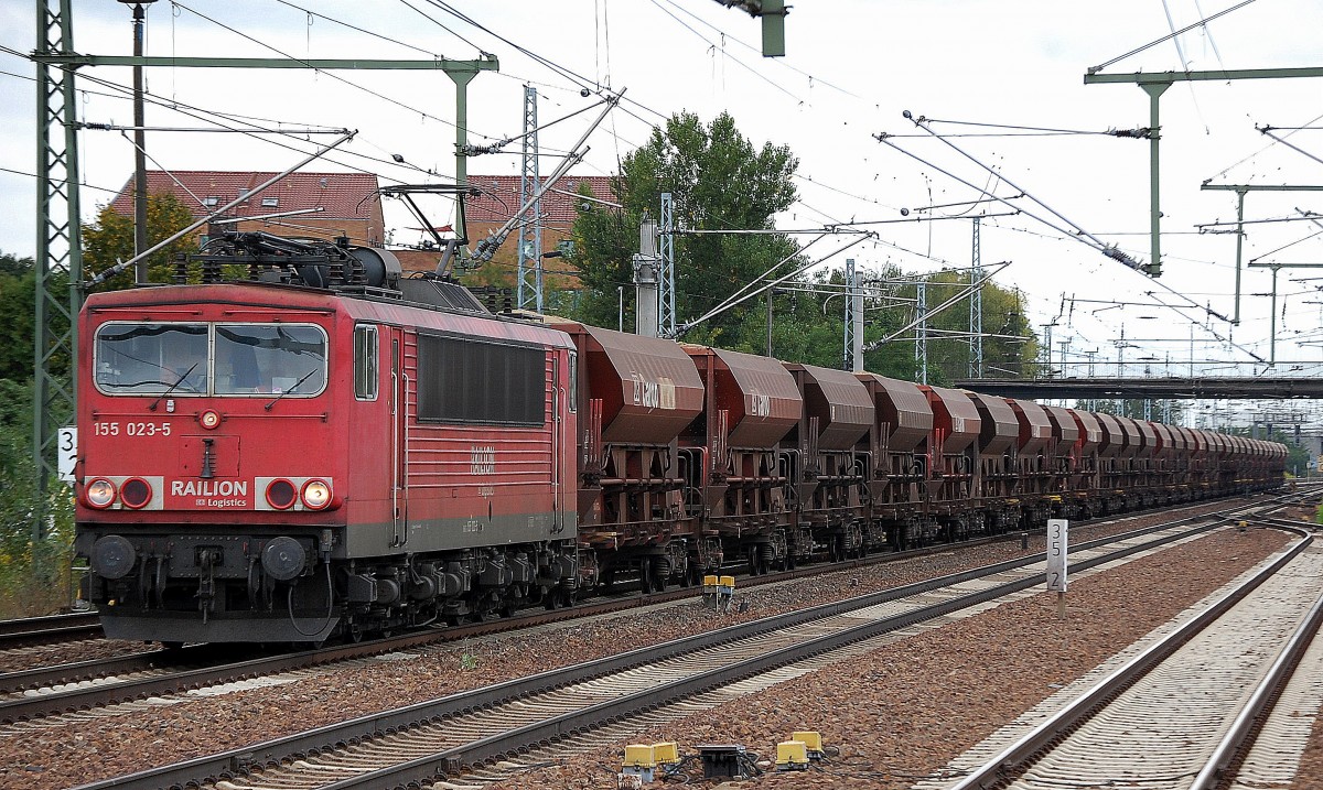 155 023-5 mit Ganzzug Sch�ttgutwagen (Sandbef�llung), 04.09.13 Durchfahrt Bhf. Flughafen Berlin-Sch�nefeld.