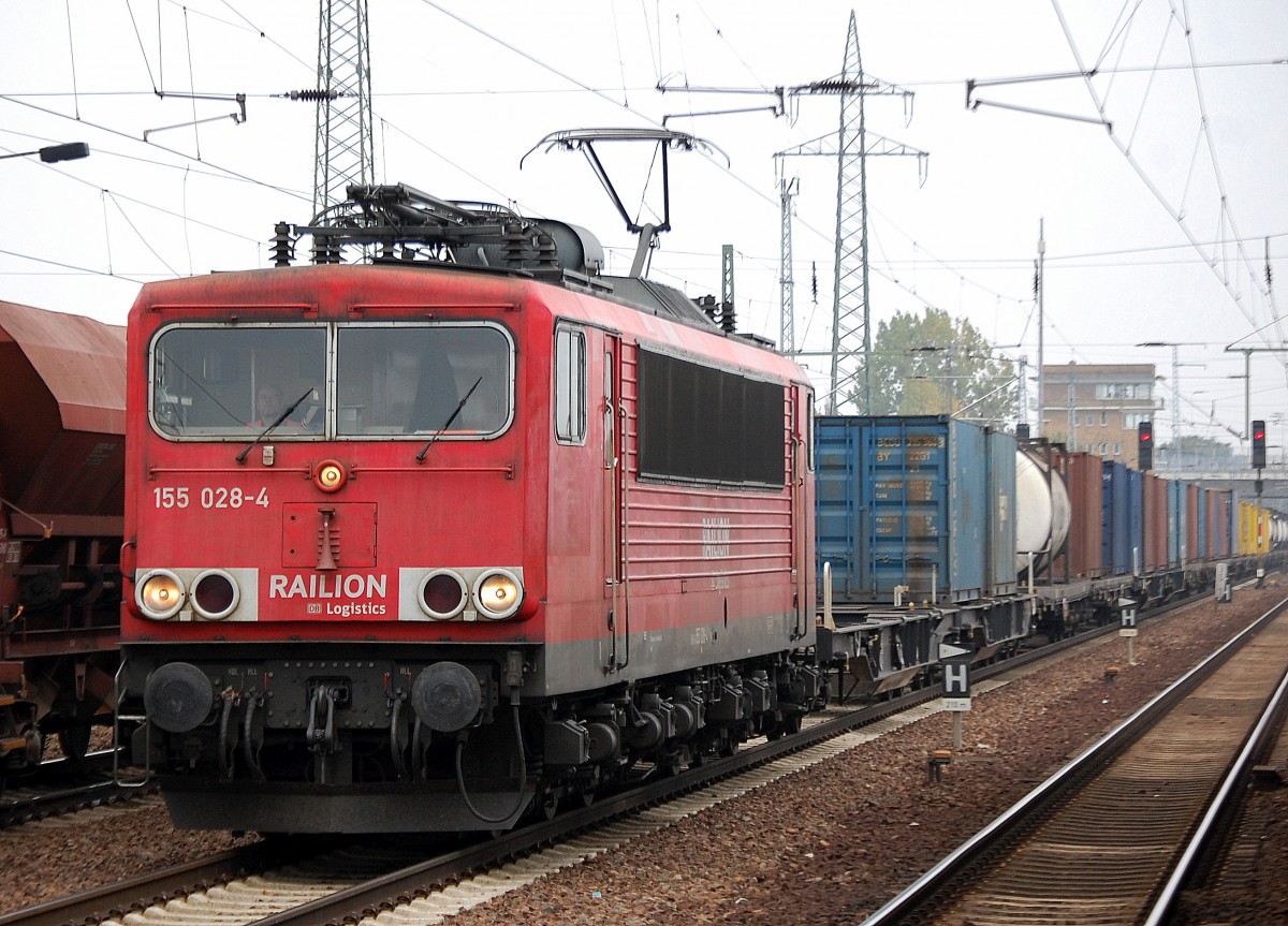 155 028-4 mit Containerzug durchf�hrt den Bhf. Flughafen Berlin-Sch�nefeld, 09.10.13
