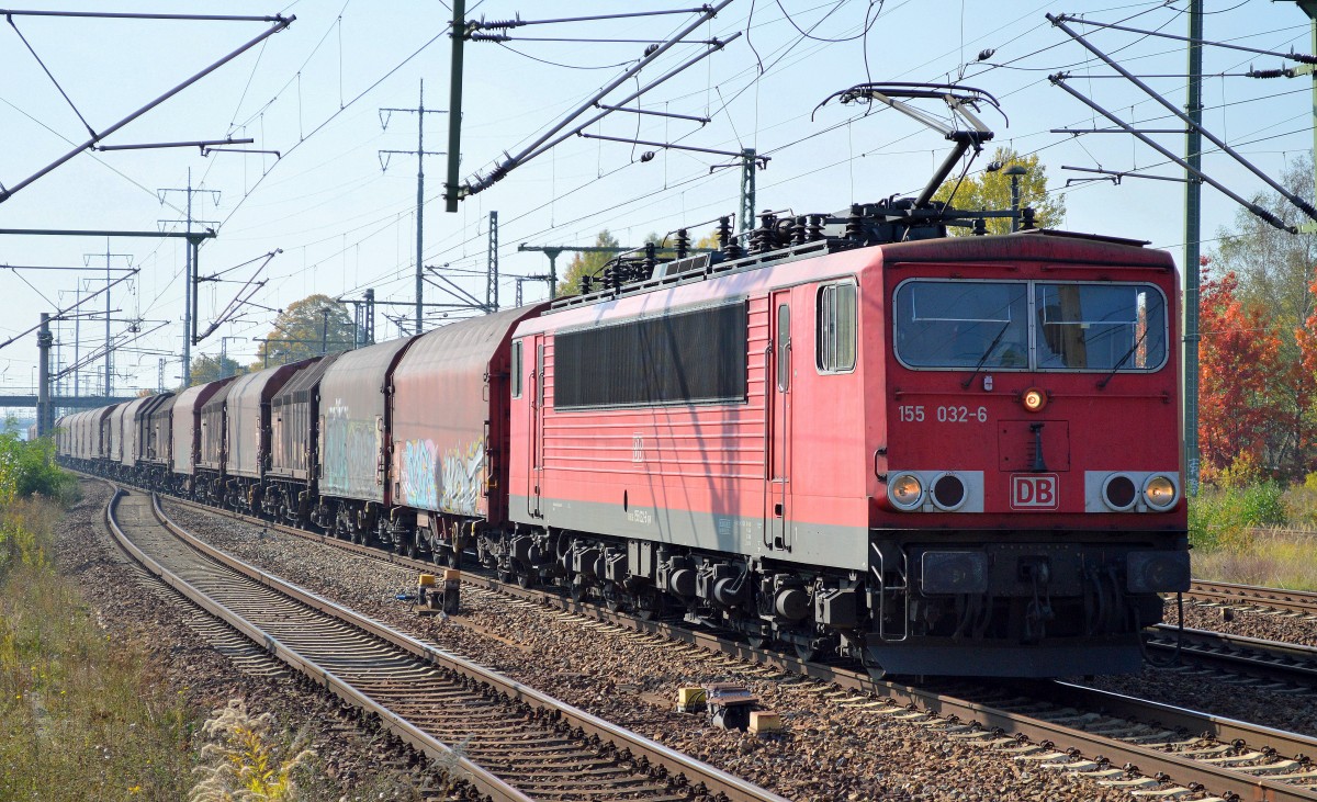 155 032-6 mit einem gemischten Güterzug für Stahlerzeugnisse am 05.10.15 Bhf. Flughafen Berlin-Schönefeld.