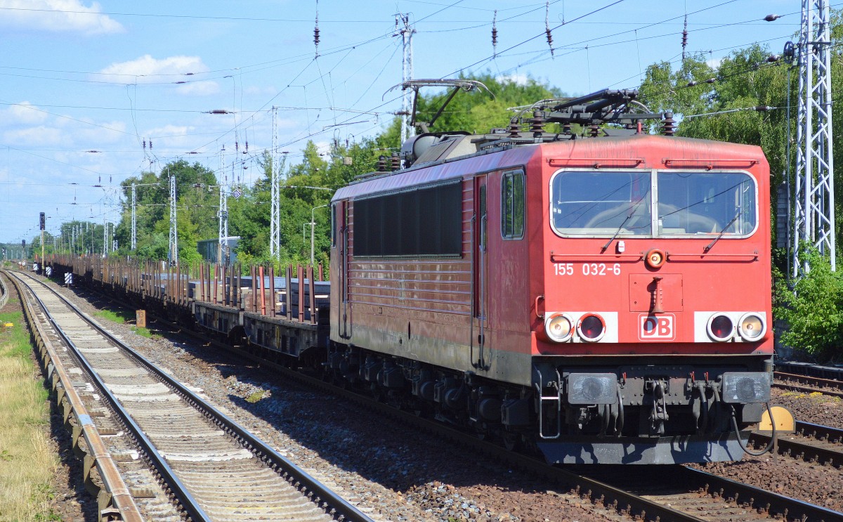 155 032-6 müht sich bei hohen Temperaturen mit einem Transportzug Stahlbramen am 30-06-15 Berlin-Hirschgarten. 