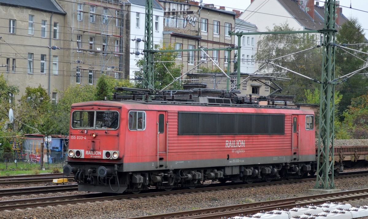 155 033-4 mit Ganzzug Drehgestell-Flachwagen mit altem Gleisschotter beladen Richtung Nordosten am 24.10.14 Höhe S-Bhf. Berlin Beusselstr.