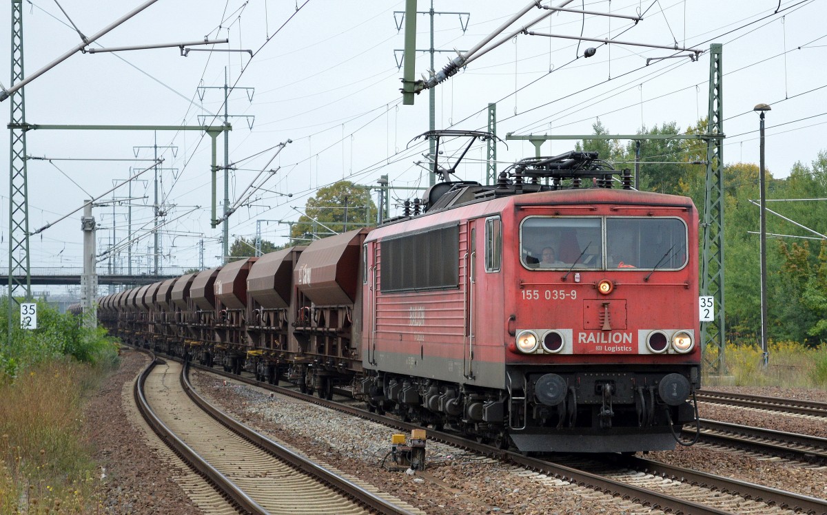 155 035-9 mit Ganzzug Schüttgutwagen (Sand) bei der Durchfahrt Bhf. Flughafen Berlin-Schönfeld, 01.09.14