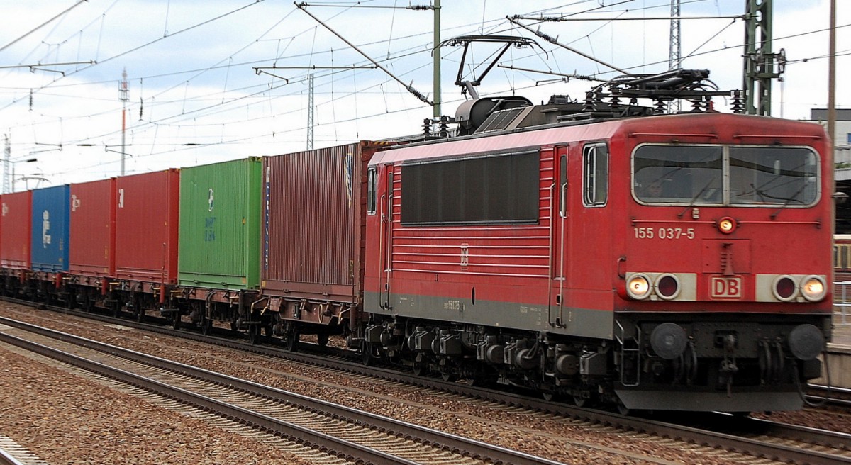155 037-5 mit Containerzug zum Personalwechsel im Bhf. Flughafen Berlin-Sch�nefeld, 04.09.13