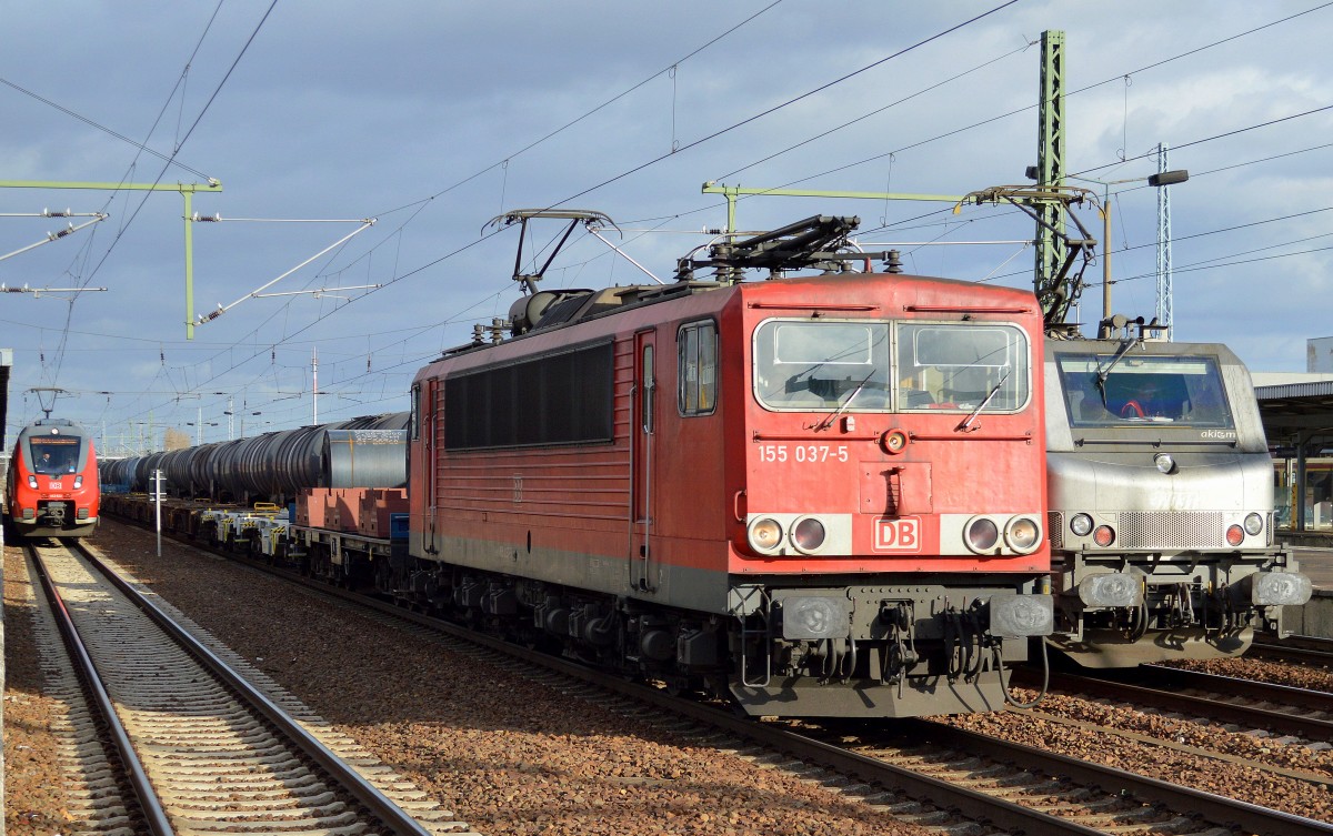 155 037-5 mit einem fast leeren Güterzug polnischer Güterwagen, nur direkt hinter der Lok zwei Stahl-Coils auf einem Drehgestell-Flachwagen am 19.11.15 Bhf. Flughafen Berlin-Schönefeld.