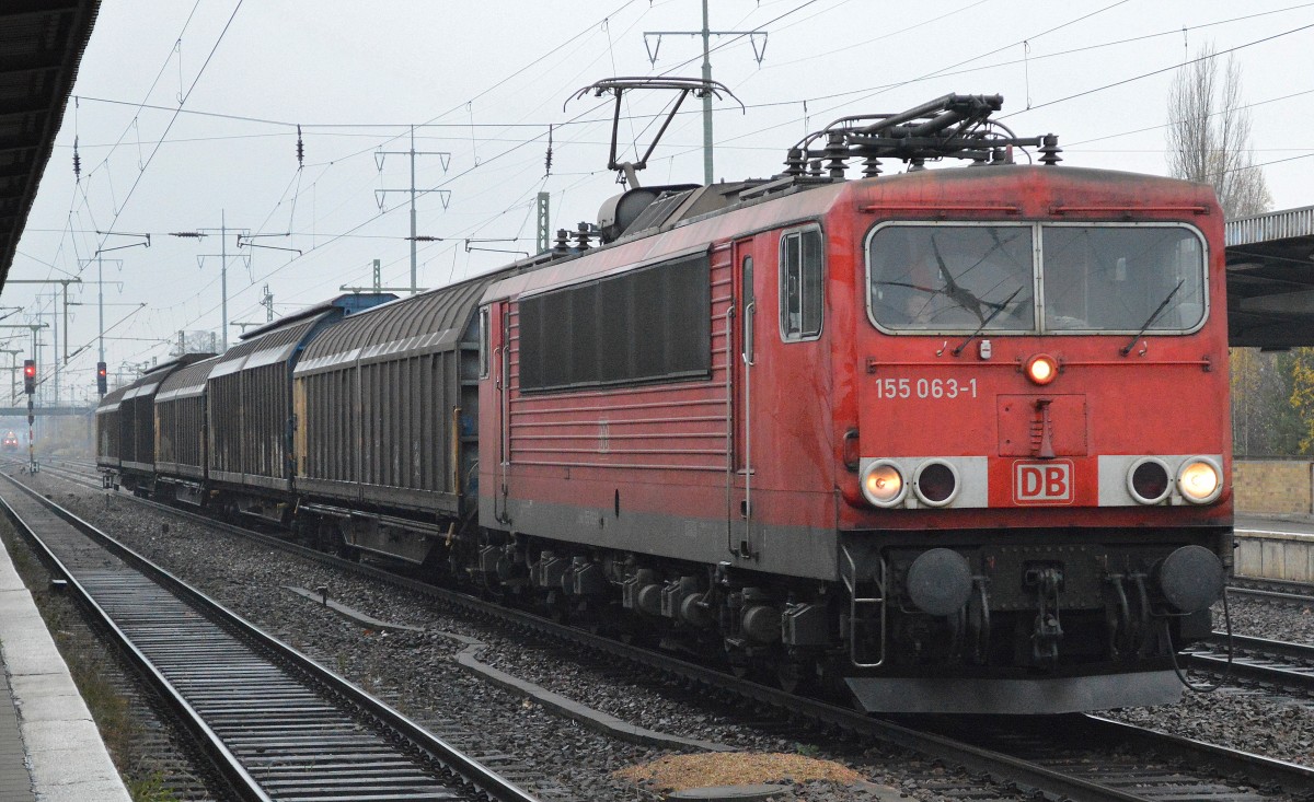 155 063-1 mit einigen Schiebewandwagen bei der Durchfahrt Bhf. Flughafen Berlin-Schönefeld am 19.11.14