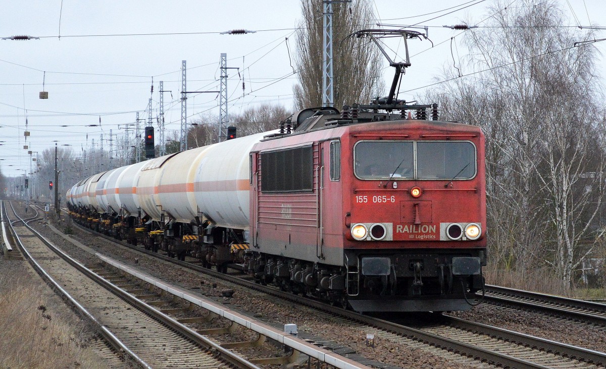 155 065-6 mit Ganzzug Gasdruckkesselwagen am 10.02.15 Berlin-Karow.