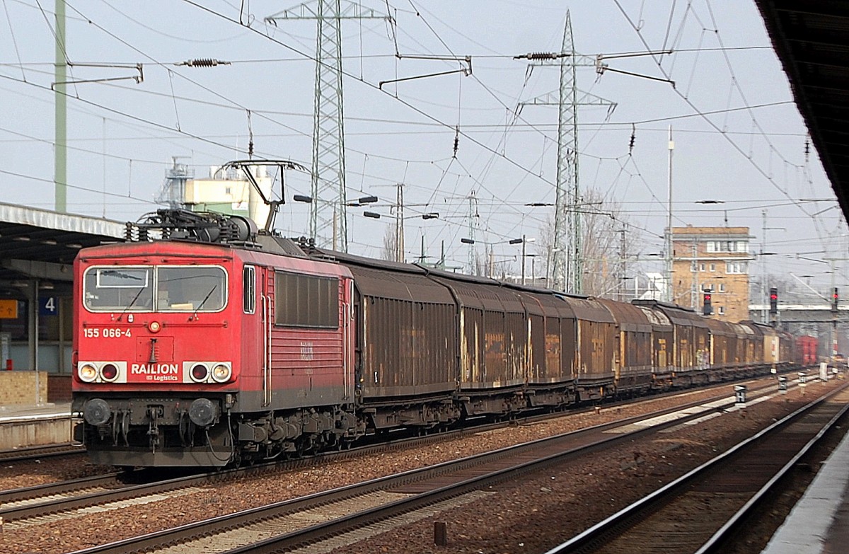 155 066-4 durchfährt mit einem gemischten Güterzug den Bhf. Flughafen Berlin-Schönefeld, 04.03.14