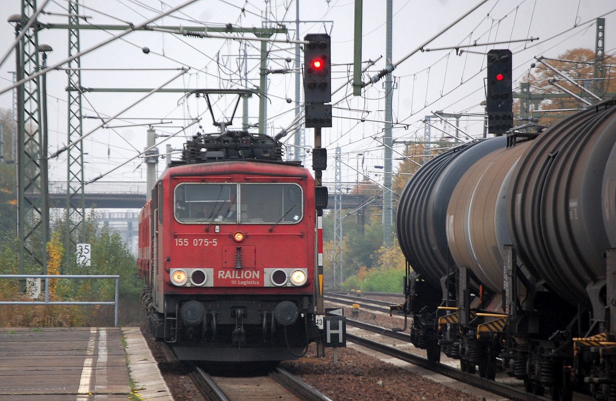 155 075-5 durchf�hrt mit einem Gannzug SCh�ttgutkippwagen den Bhf. Flughafen Berlin-Sch�nfeld, 09.10.13