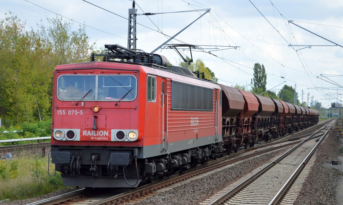 155 075-5 mit einigen Schüttgutwagen am 18.09.15 Berlin-Hohenschönhausen.