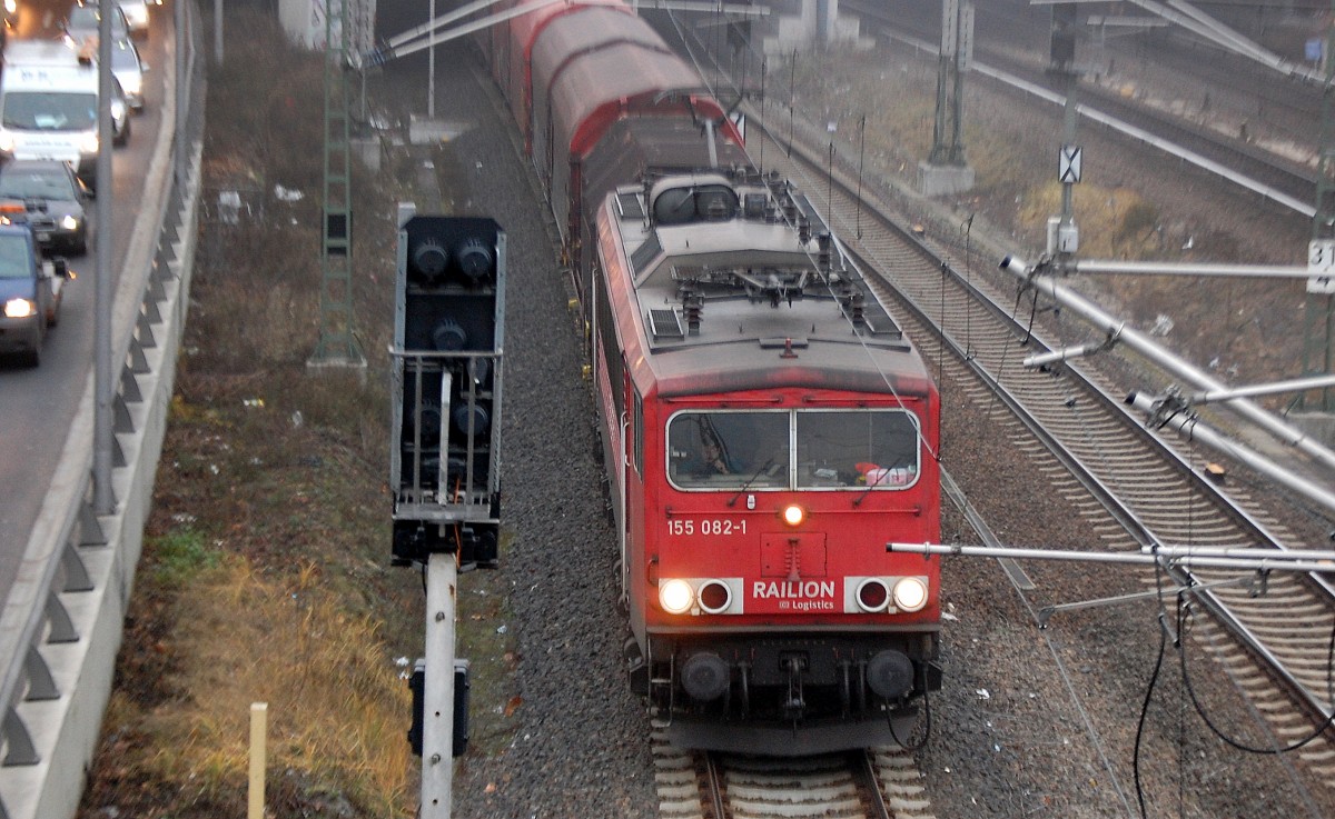 155 082-1 mit Stahlcoilzug Richtung Berlin-Grunewald über den Berliner Innenring Höhe Kaiserdamm, 12.12.13