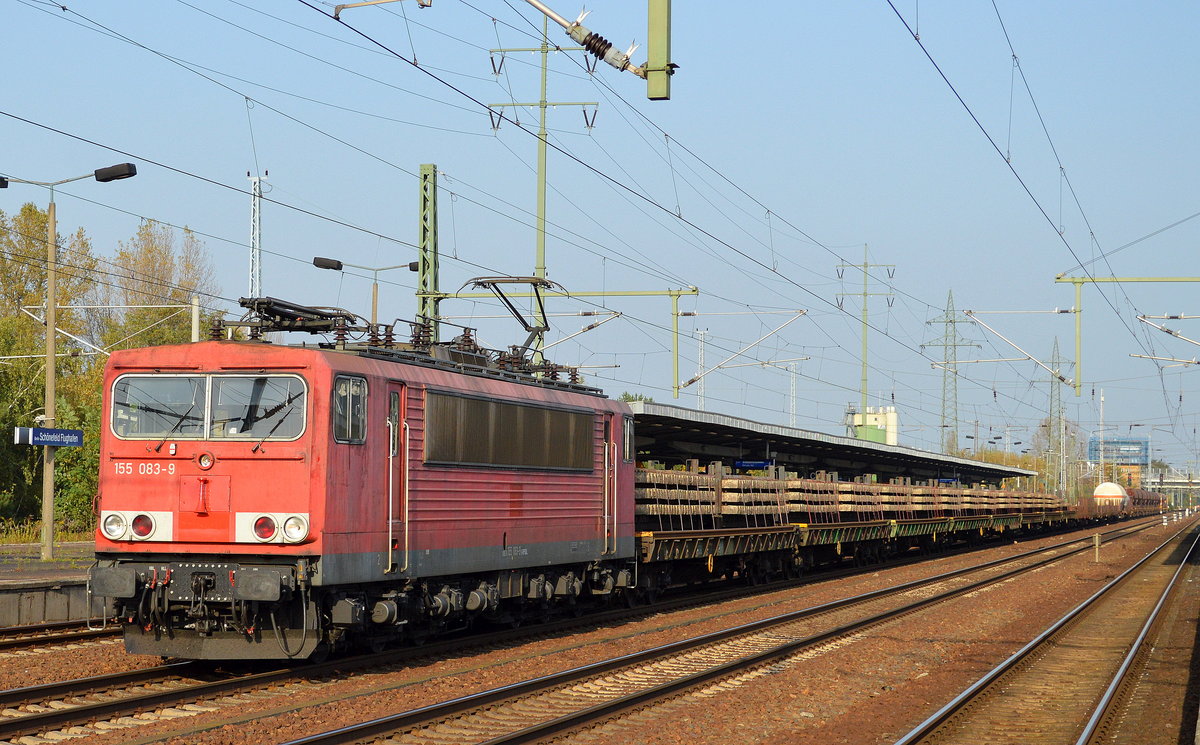 155 083-9 mit einem gemischten Güterzug (hauptsächlich Oberbaustoffwagen mit Fertiggleisbohlen) am 16.10.17 Bf. Flughafen Berlin-Schönefeld.