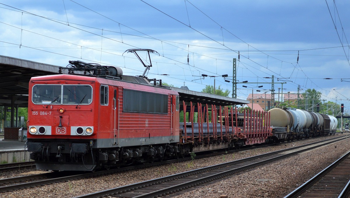 155 084-7 mit gemischtem Güterzug Durchfahrt Bhf. Flughafen Berlin-Schönfeld, 26.05.15