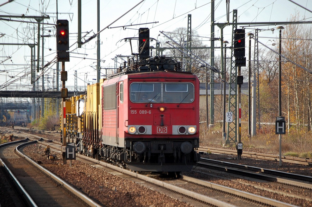 155 089-6 mit einem Teilst�ck des Schieneschleifzuges Speno RR 24 MC7 bei der Durchfahrt im Bhf. Flughafen Berlin-Sch�nfeld, 09.11.13