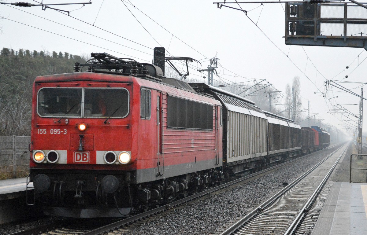 155 095-3 mit gemischtem G�terzug Richtung Industrie�bergabegebiet Berlin-Nordost am 07.01.15 Berlin-Hohensch�nhausen. 