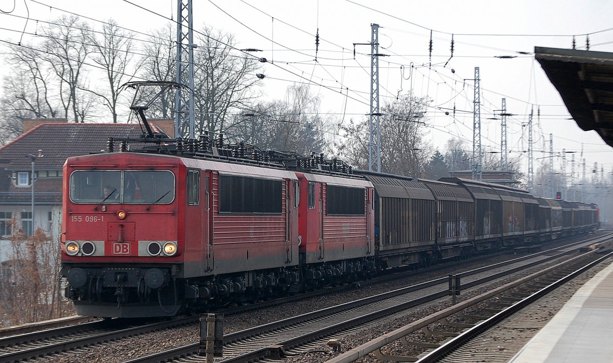 155 096-1 mit 155 104-3 einem Ganzzug Schiebewandwagen und 298 312-0 am Ende Zuges Richtung Schwedt am 27.02.14 Berlin-Karow. 