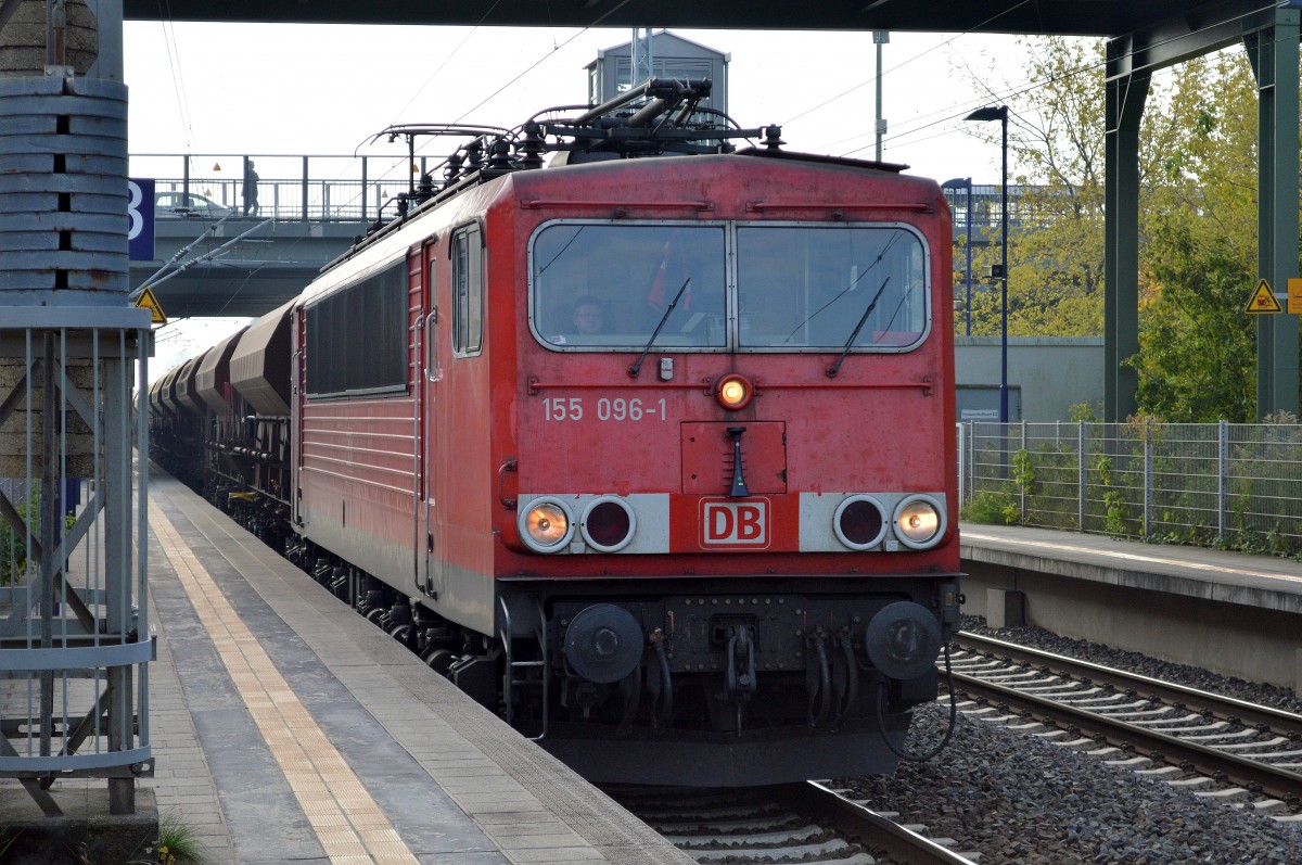 155 096-1 mit Ganzzug Schüttgutwagen Richtung Nordosten am 06.10.14 Berlin-Hohenschönhausen.