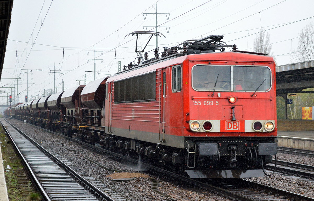 155 099-5 mit Ganzzug Schüttgutwagen am 15.04.16 Bf. Flughafen Berlin-Schönefeld.