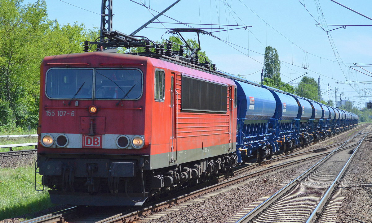 155 107-6 mir einem Ganzzug blauer gedeckter Schüttgutwagen vom Einsteller NACCO Richtung Rostock am 01.06.17 Bf. Berlin-Hohenschönhausen.