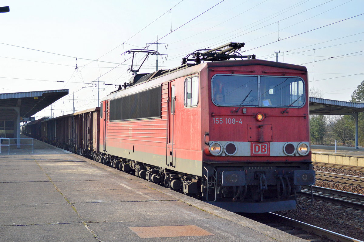 155 108-4 mit einem gemischten Güterzug am 09.02.17 Bf. Flughafen Berlin-Schönefeld.