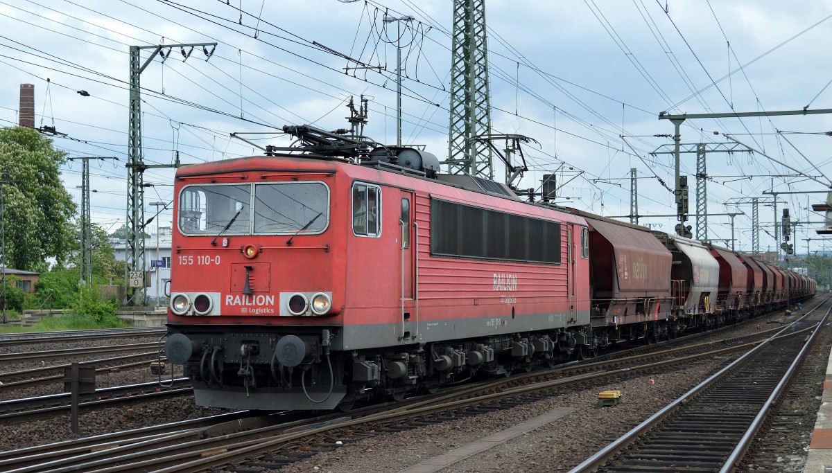 155 110-0 mit Ganzzug gedeckter Schüttgutwagen bei der Durchfahrt im Bhf. Fulda am 10.05.14
