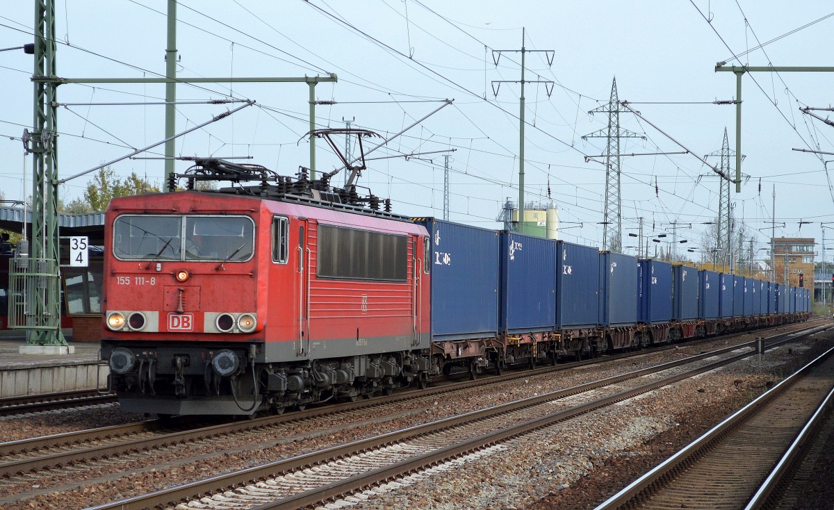 155 111-8 mit einem Containerzug gleichförmig blauer CRONOS Container (relativ kurzer Zug) am 03.11.14 Durchfahrt Bhf. Flughafen Berlin-Schönefeld.