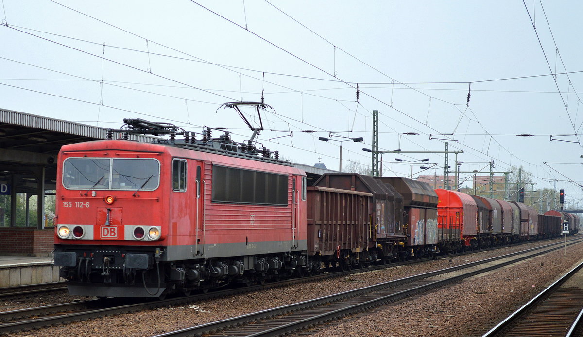 155 112-6 mit gemischtem Güterzug am 04.04.17 Bf. Flughafen Berlin-Schönefeld.