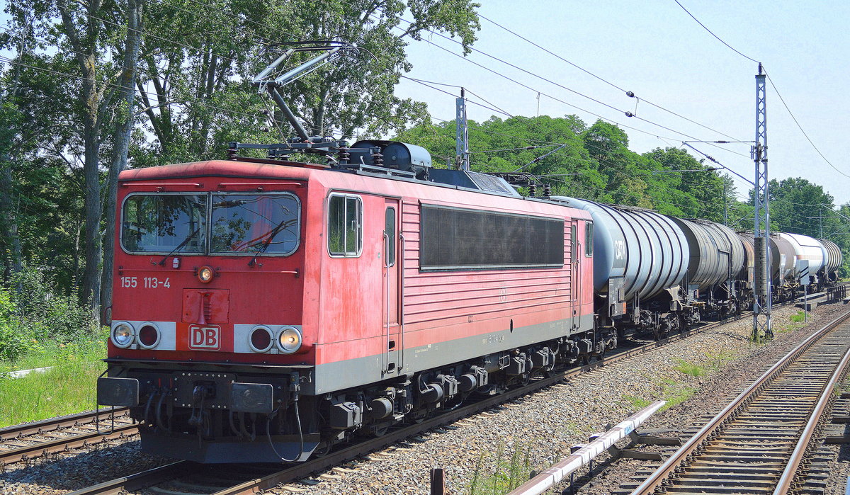 155 113-4 mit einigen Kesselwagen am 07.07.17 Richtung Oranienburg in Mühlenbeck bei Berlin.