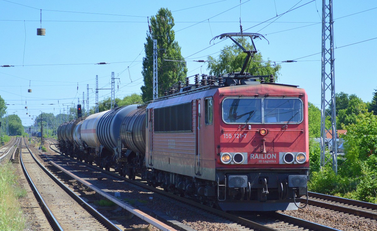 155 121-7 mit einem Kurzzzug Kesselwagen am 01.07.15 Berlin-Karow.