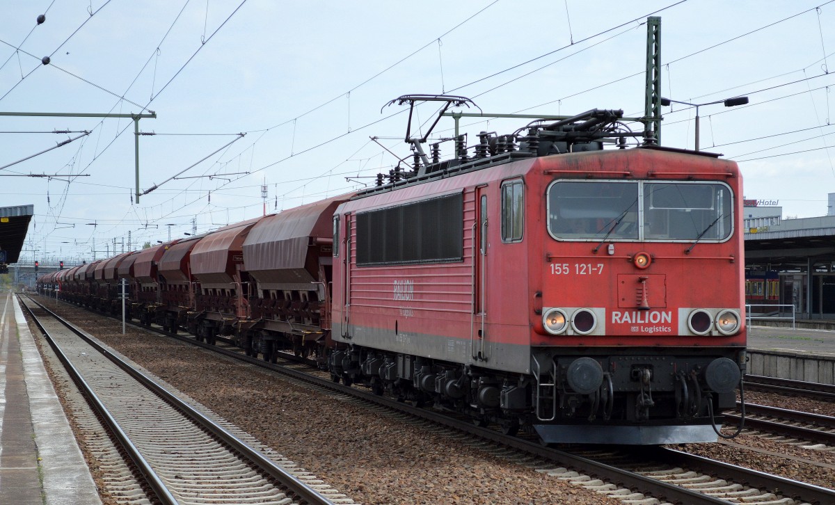 155 121-7 mit Ganzzug gedeckter Schüttgutwagen bei der Durchfahrt Bhf. Flughafen Berlin-Schönfeld, 11.04.14 