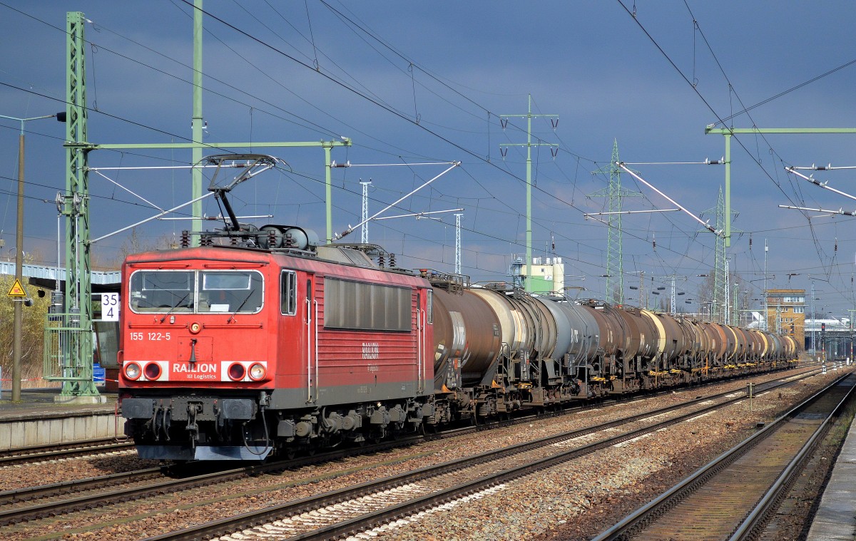 155 122-5 mit Kesselwagenzug am 27.03.15 Bhf. Flughafen Berlin-Schönefeld. 