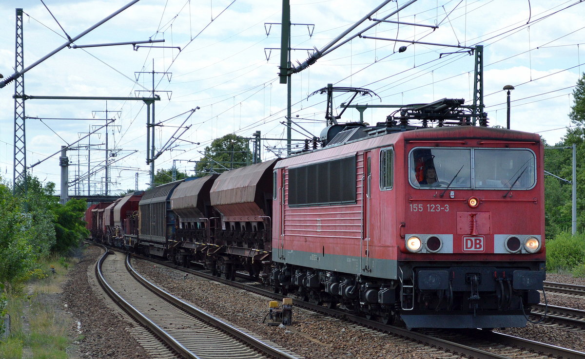 155 123-3 mit gemischtem Güterzug am 04.07.17 Bf. Flughafen Berlin-Schönefeld.