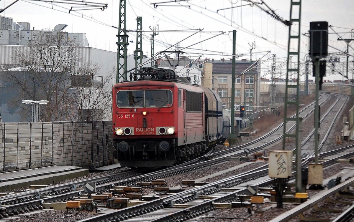 155 125-8 mit Leerzug polnischer Schüttgutwagen Richtung Nordosten am 09.01.14 Berlin-Wedding.