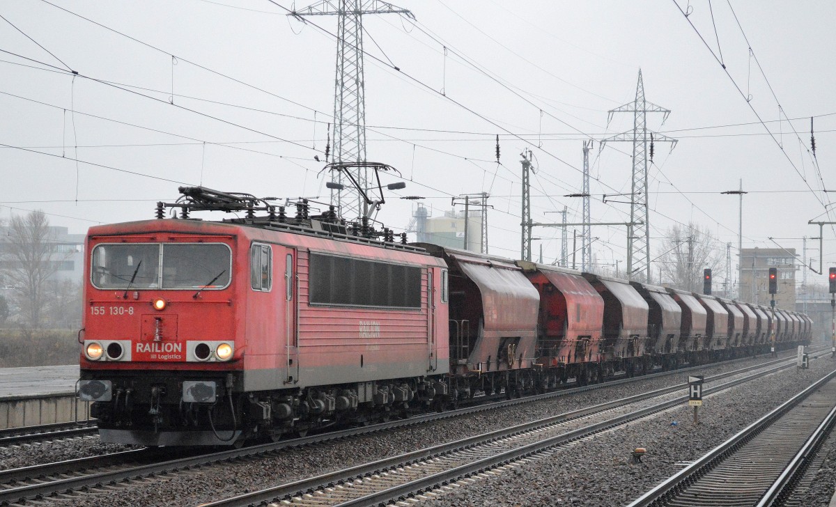 155 130-8 mit einem Güterzug für Kalisalz-Transporte am 19.11.14 Bhf. Flughafen Berlin-Schönefeld.