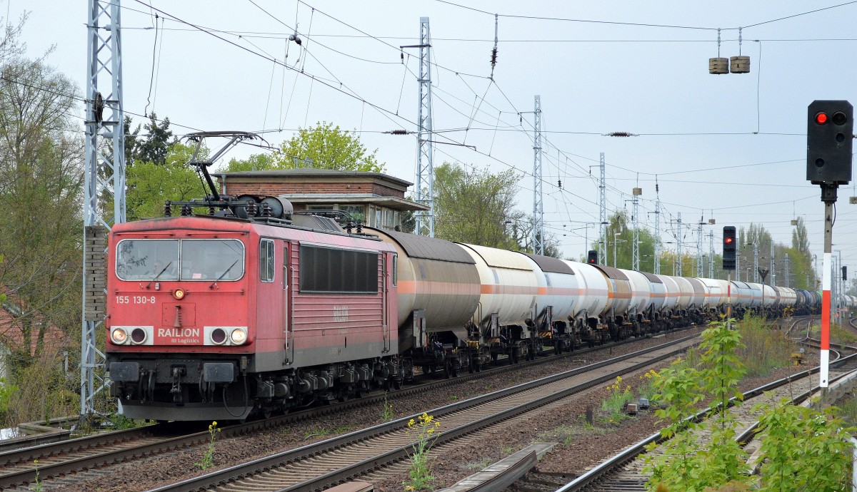 155 130-8 mit langem gemischtem Kesselwagenzug Richtung Schwedt (Stendell) am 30.04.15 Berlin-Karow.