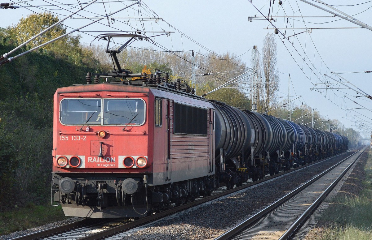155 133-2 mit Kesselwagenzug am 27.10.14 Berlin-Hohenschönhausen.