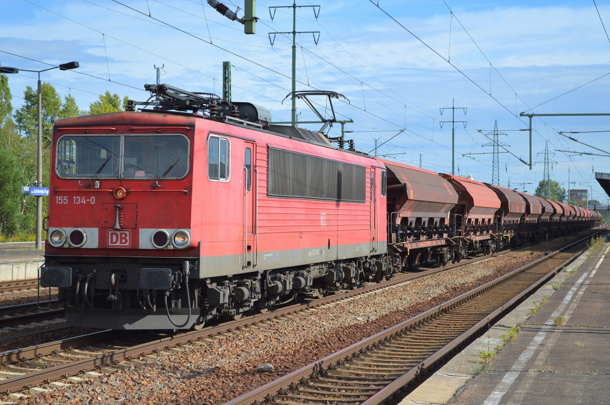 155 134-0 mit Ganzzug gedeckter Schüttgutwagen nach Personalwechsel im Bhf. Flughafen Berlin-Schönefeld. 