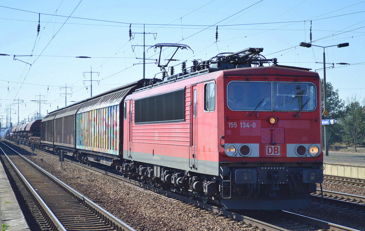155 134-0 mit gemischtem Güterzug am 28.03.17 Bf. Flughafen Berlin-Schönefeld.