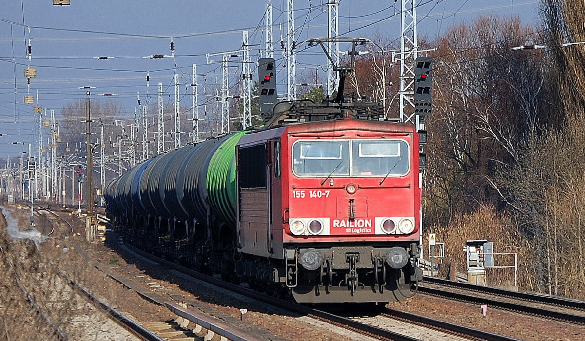 155 140-7 mit Kesselwagenzug am 25.02.14 Berlin-Karow.