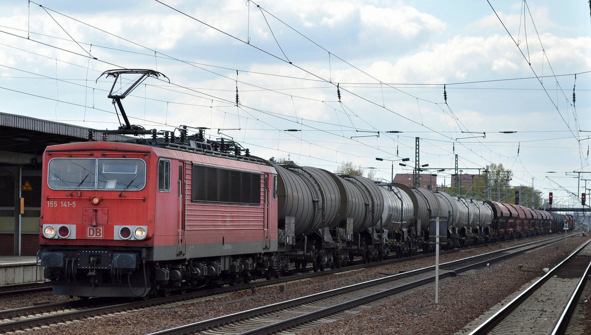 155 141-5 mit einem sehr langen gemischten Güterzug am 20.04.17 Bf. Flughafen Berlin-Schönefeld.