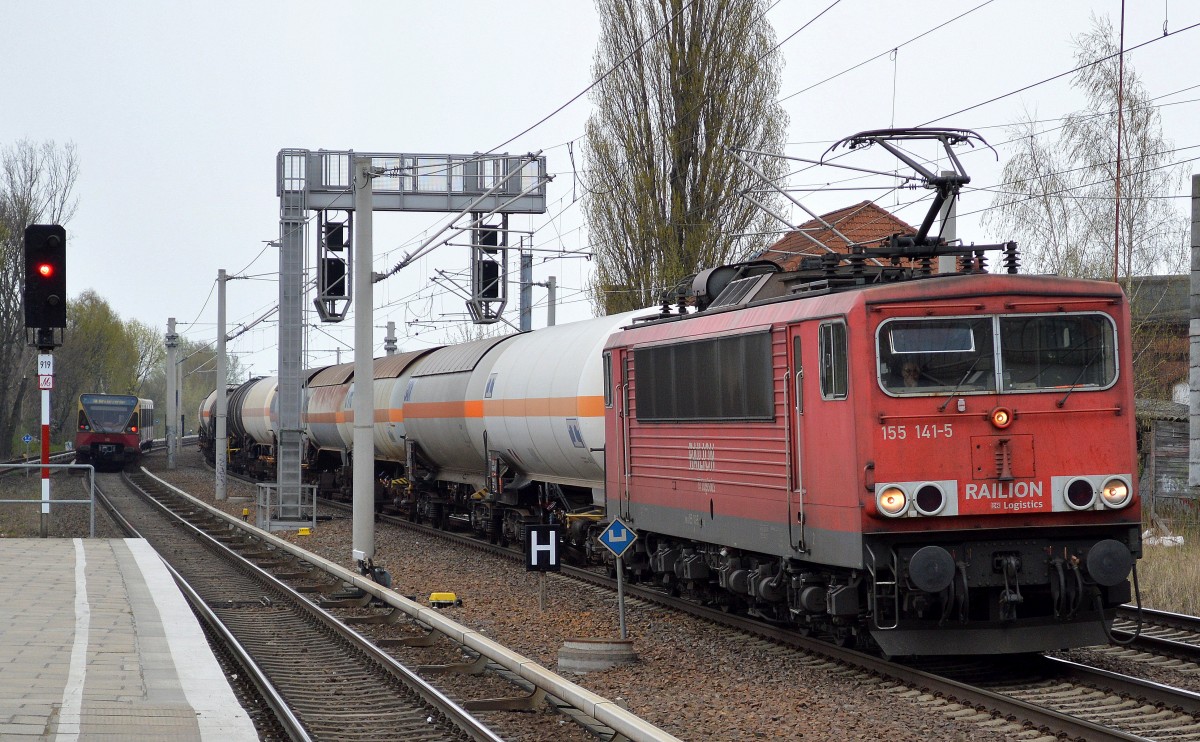 155 141-5 mit Kesselwagenzug am 04.04.14 Berlin-Heinersdorf.