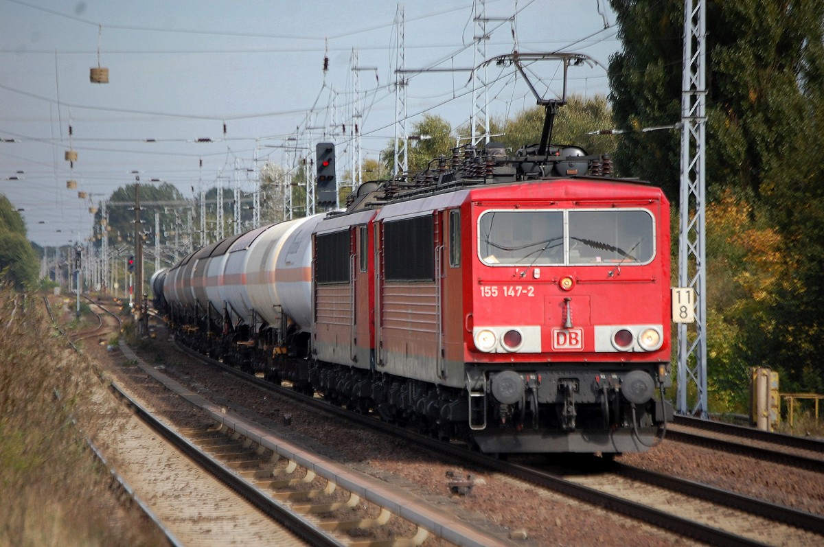 155 147-2 mit 155 112-6 und Kesselwagenzug am 04.10.13 Berlin-Karow. 