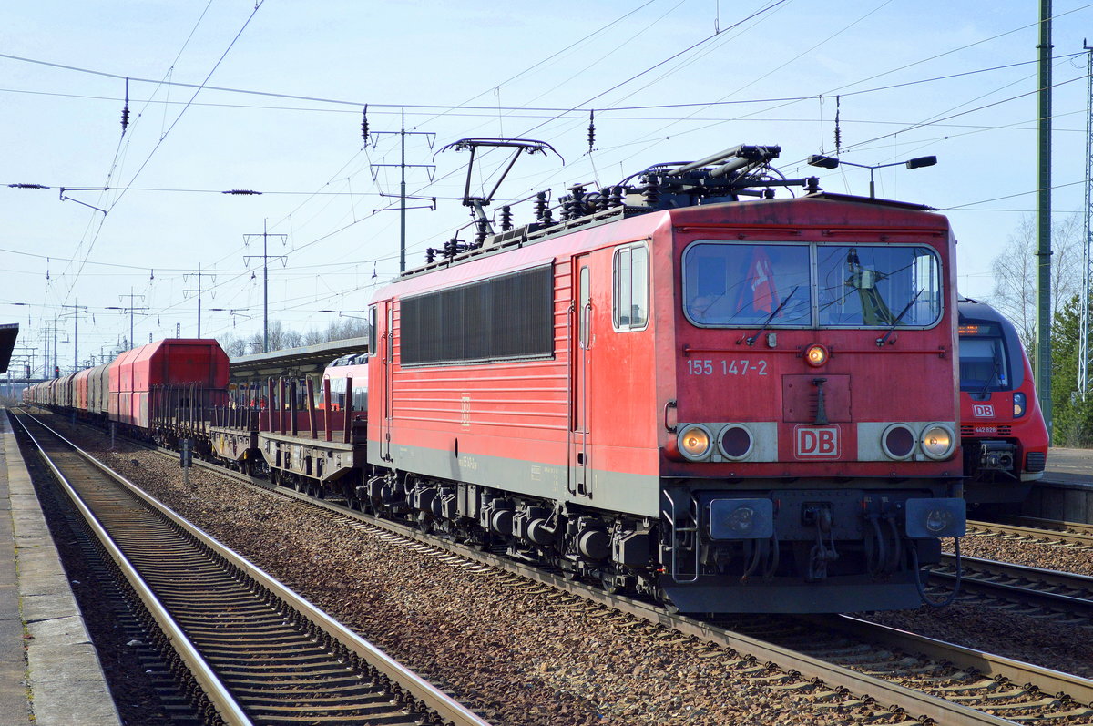155 147-2 mit einem langen gemischten Güterzug am 03.03.17 Durchfahrt Bf. Flughafen Berlin-Schönefeld.