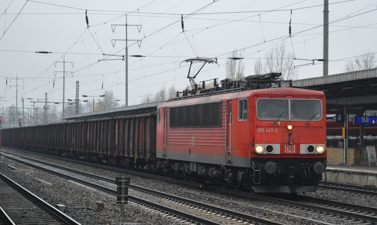 155 147-2 mit Kohlezug am 19.11.14 Durchfahrt Bhf. Flughafen Berlin-Schönefeld.