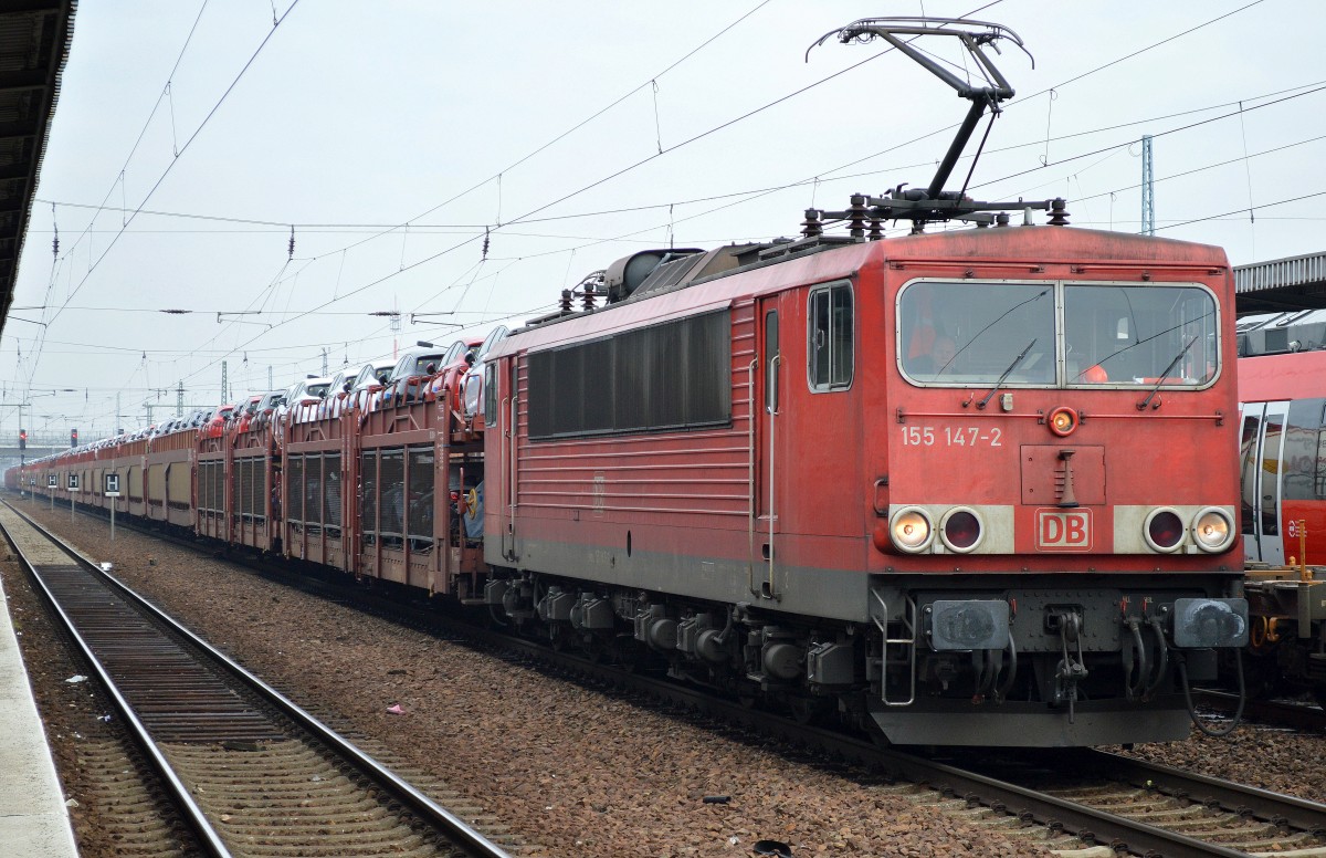 155 147-2 mit PKW-Transportzug mit fabrikneuen Vauxhall Astra am 18.02.16 Bhf. Flughafen Berlin-Schönefeld.
