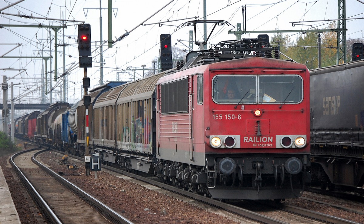 155 150-6 mit einem gemischten G�terzug bei der Durchfahrt im Bhf. Flughafen Berlin-Sch�nefeld, 16.10.13